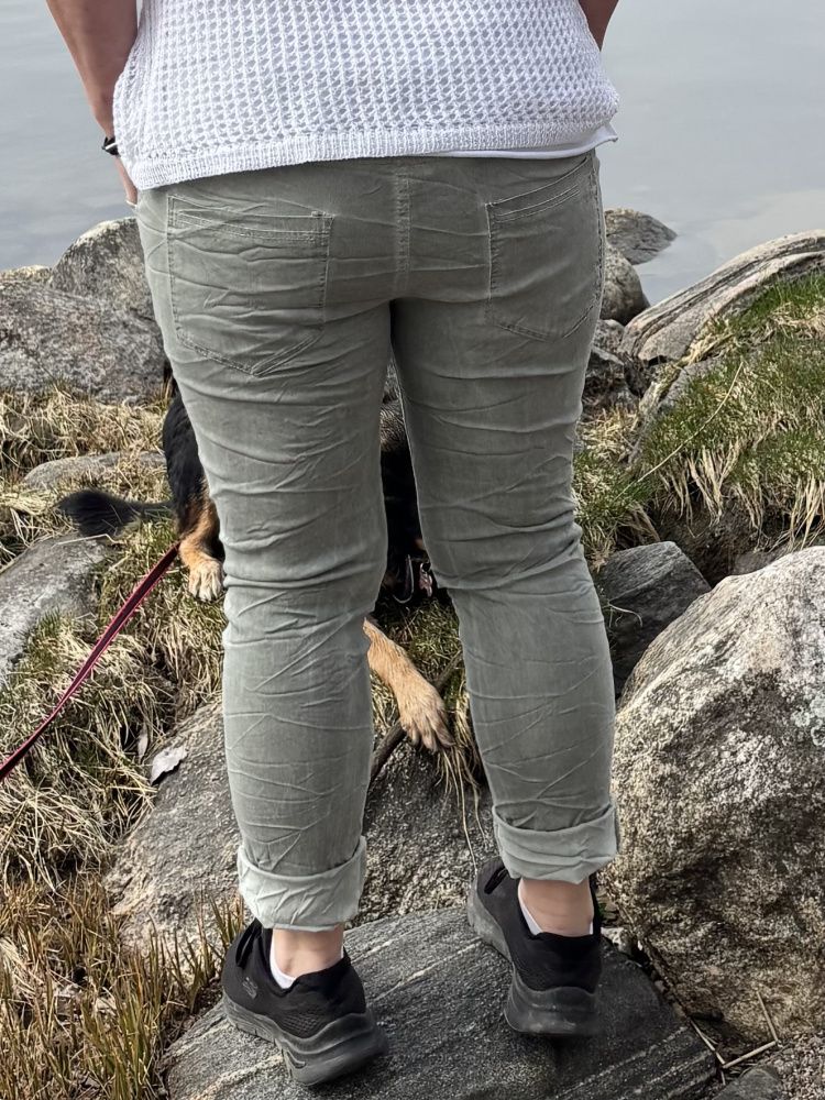 Comfy bukse kakigrønn m/kult print