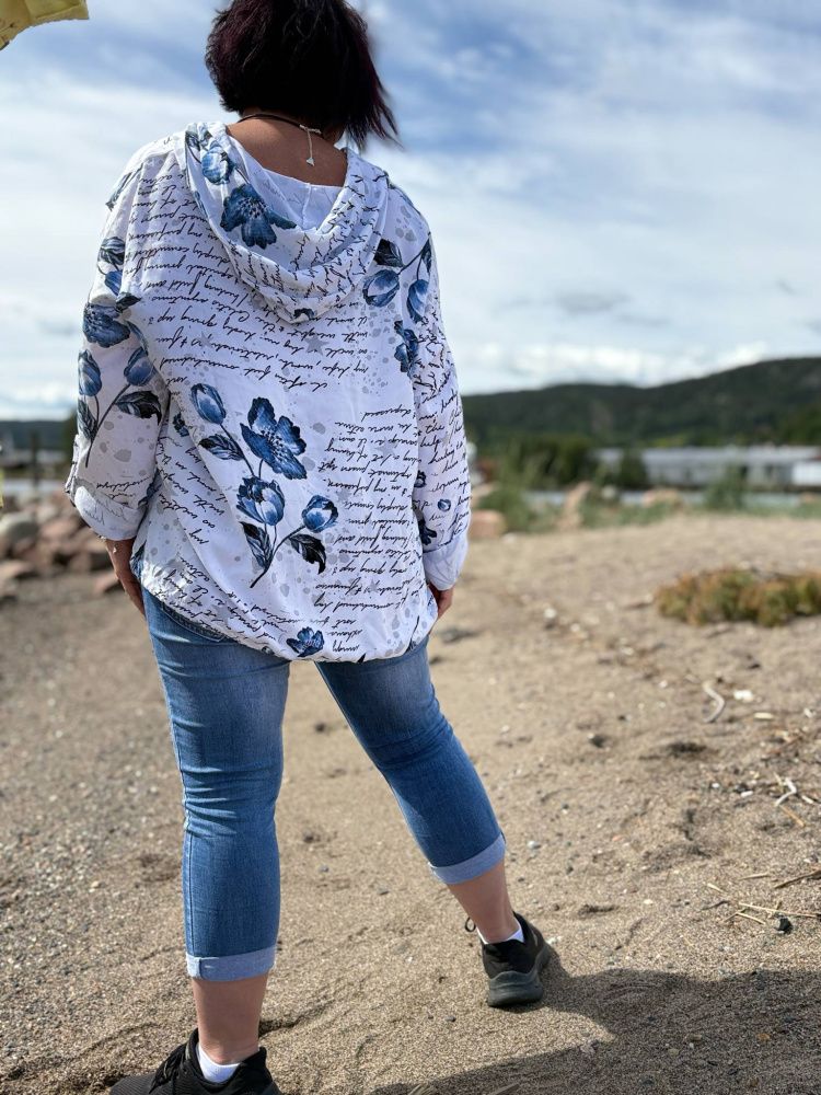 Topp med hette og snøring blå print